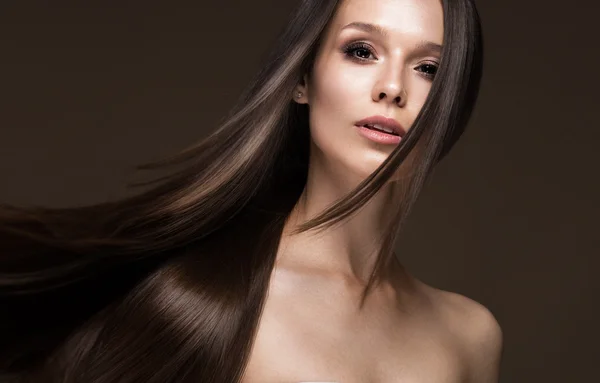 Mooie brunette meisje in verplaatst met een perfect glad haar, en klassieke make-up. Schoonheid gezicht. — Stockfoto