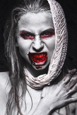 Kız formunda zombi, Cadılar Bayramı ceset kanlı dudaklarını. Bir korku filmi için görüntü.