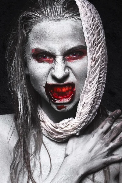 Κορίτσι με μορφή των ζόμπι, αποκριές πτώμα με αίμα στα χείλη του. Εικόνα για μια ταινία τρόμου. — Φωτογραφία Αρχείου