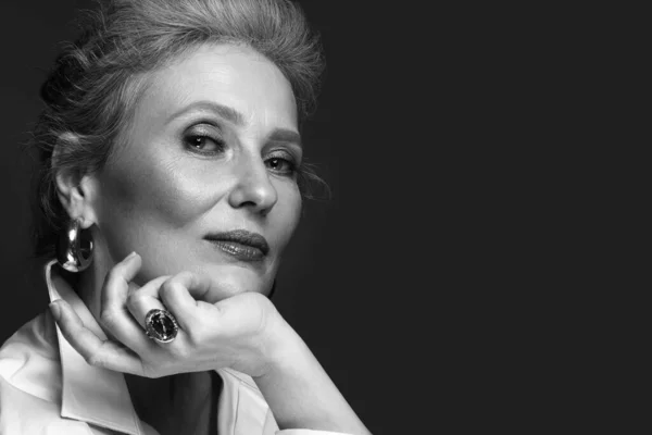 Retrato de uma bela mulher idosa em uma camisa branca com maquiagem clássica e cabelos grisalhos. — Fotografia de Stock