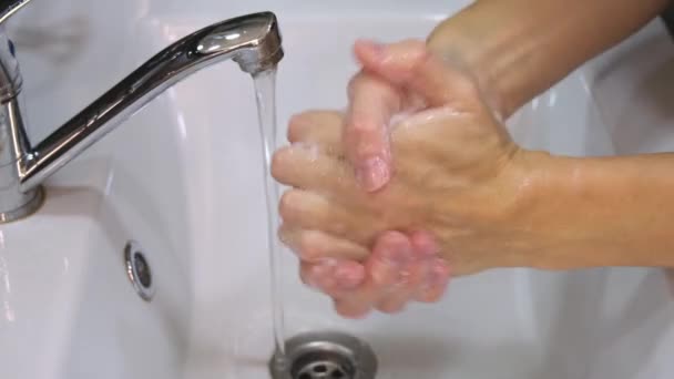 Coronavirus pandemie preventie wassen handen met zeep voor een lange tijd, zorgvuldig wrijven vingers — Stockvideo