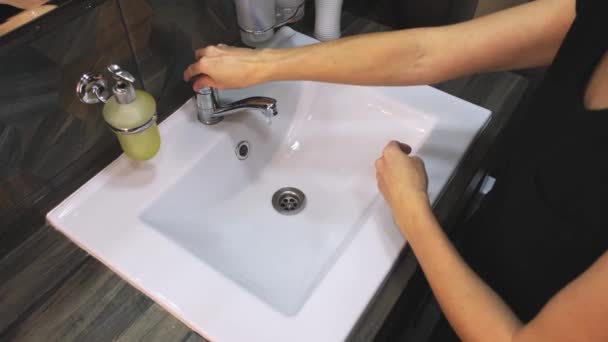 Coronavirus pandemic prevention washing hands with soap for a long time, carefully rubbing fingers — Stock Video