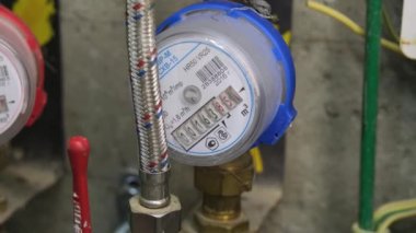 Su sayacı, ev halkının soğuk su tüketimini gösteriyor..