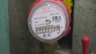 Su sayacı, sıcak su tüketimini gösteriyor..