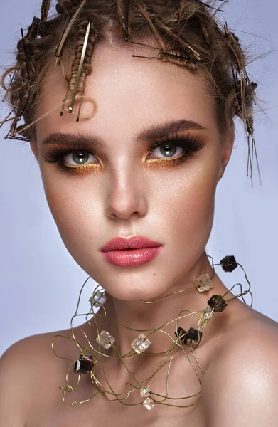 Menina bonita em máscara dourada e maquiagem noite brilhante. Cara