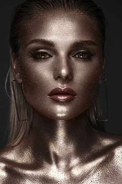 Retrato de una mujer hermosa con maquillaje de espacio de arte en su cara y cuerpo. Cara de brillo. —  Fotos de Stock
