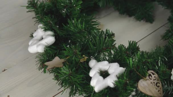 Női kezek díszítik a karácsonyfa koszorú kúpok és evezős ágak. Boldog karácsonyt és boldog új évet! — Stock videók