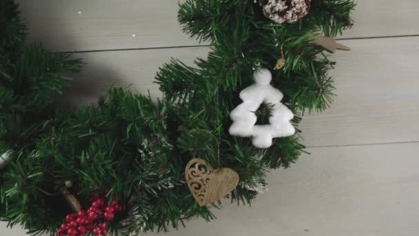 Grinalda de árvore de Natal decorada com cones de pinho e galhos de Rowan. Feliz Natal e um feliz ano novo — Vídeo de Stock