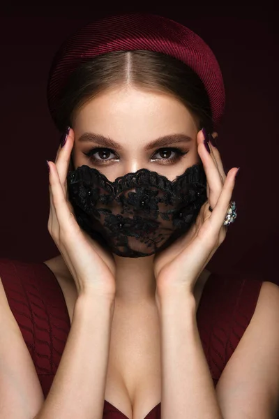 Retrato de uma mulher bonita em uma máscara de renda preta e maquiagem clássica. Modo máscara durante a pandemia vívida — Fotografia de Stock