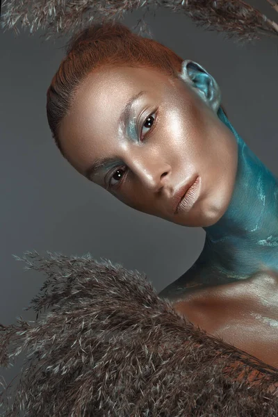 Портрет девушки с золотым и синим креативным макияжем. — стоковое фото