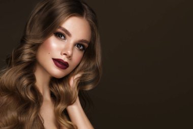 Klasik makyajlı, moda saçlı ve kırmızı dudaklı güzel seksi bir kadın. Güzel surat. Fotoğraf stüdyoda çekildi..