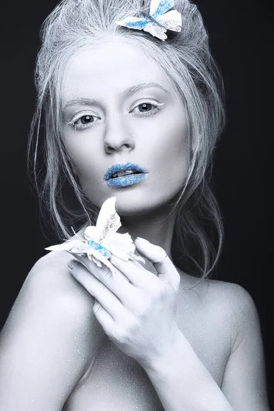 특이 한 겨울의 아름다운 여인의 모습은 푸른 입술을 하고 있다. 창의적 인 메이크업. 미술 작품의 모습. — 스톡 사진
