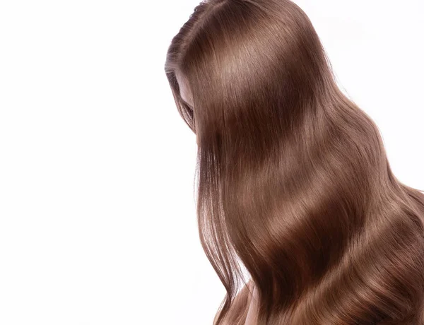 Retrato de una hermosa mujer de cabello castaño con un pelo perfectamente rizado, y maquillaje clásico. — Foto de Stock