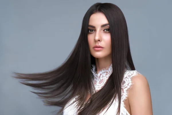 Bella ragazza dai capelli castani con capelli perfettamente lisci e trucco classico. Bellezza viso e capelli. — Foto Stock