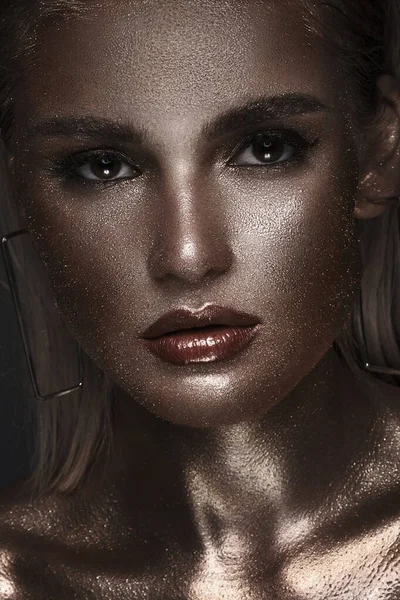 Portret van een mooie vrouw met art space make-up op haar gezicht en lichaam. Glitter gezicht. — Stockfoto