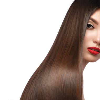 Güzel, kahverengi saçlı, pürüzsüz saçlı ve klasik makyajlı bir kız. Güzel yüz ve saç..