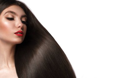 Güzel, kahverengi saçlı, pürüzsüz saçlı ve klasik makyajlı bir kız. Güzel yüz ve saç..