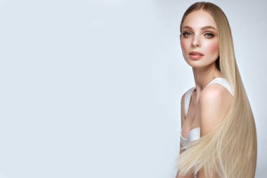 Mükemmel düz saçlı, güzel sarışın kız ve klasik makyajlı. Güzel yüz ve saç..