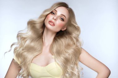 Mükemmel kıvırcık saçlı, güzel sarışın kız ve klasik makyaj. Güzel yüz ve saç..