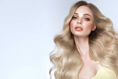 Mükemmel kıvırcık saçlı, güzel sarışın kız ve klasik makyaj. Güzel yüz ve saç..