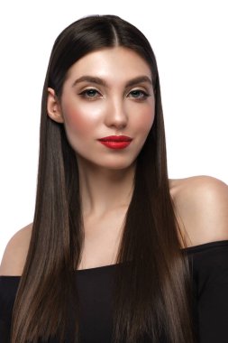 Güzel, kahverengi saçlı, pürüzsüz saçlı ve klasik makyajlı bir kız. Güzel yüz ve saç..