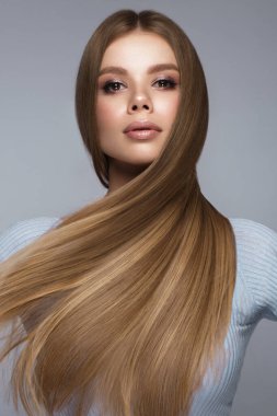 Mükemmel düz saçlı, güzel sarışın kız ve klasik makyajlı. Güzel yüz ve saç..