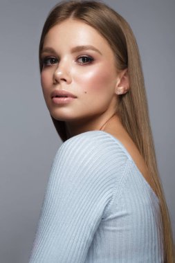 Mükemmel düz saçlı, güzel sarışın kız ve klasik makyajlı. Güzel yüz ve saç..