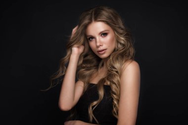 Mükemmel kıvırcık saçlı, güzel sarışın kız ve klasik makyaj. Güzel yüz ve saç..