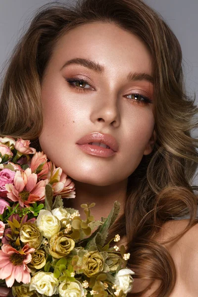 Mooie vrouw met klassieke naaktmake-up, licht kapsel en bloemen. Schoonheidsgezicht. — Stockfoto