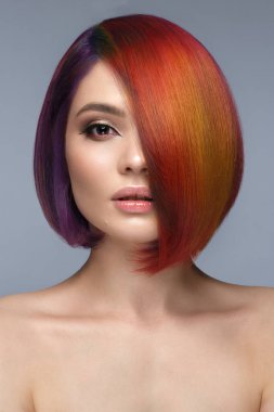 Çok renkli saçlı, yaratıcı makyajlı ve saç stili olan güzel bir kadın. Güzel surat..