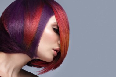 Çok renkli saçlı, yaratıcı makyajlı ve saç stili olan güzel bir kadın. Güzel surat..