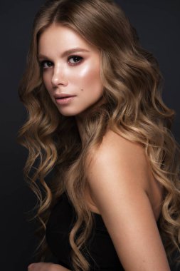 Mükemmel kıvırcık saçlı, güzel sarışın kız ve klasik makyaj. Güzel yüz ve saç..