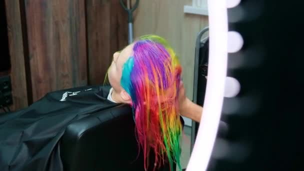 Il parrucchiere tinge i capelli di una donna bionda in diversi colori vivaci — Video Stock