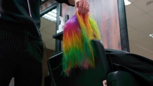 O cabeleireiro pinta o cabelo de uma mulher loira em diferentes cores brilhantes — Vídeo de Stock