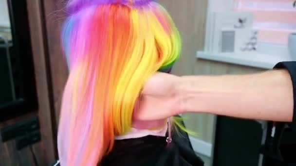Il parrucchiere tinge i capelli di una donna bionda in diversi colori vivaci — Video Stock