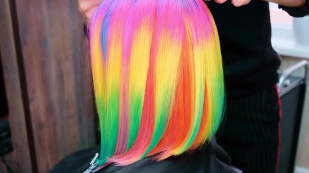 美容師は異なる明るい色のブロンドの女性の髪を染料 — ストック動画