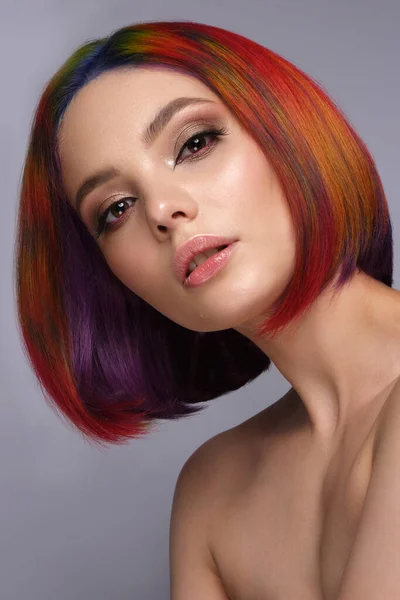 Όμορφη γυναίκα με πολύχρωμα μαλλιά και δημιουργικό μακιγιάζ και χτένισμα. Πρόσωπο ομορφιάς. — Φωτογραφία Αρχείου