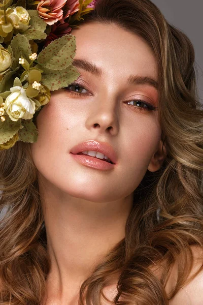 Beautiful woman with classic nude make-up, light hairstyle and flowers. Beauty face. — Stock Photo, Image