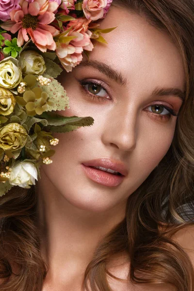 Hermosa mujer con maquillaje desnudo clásico, peinado ligero y flores. Cara de belleza. — Foto de Stock