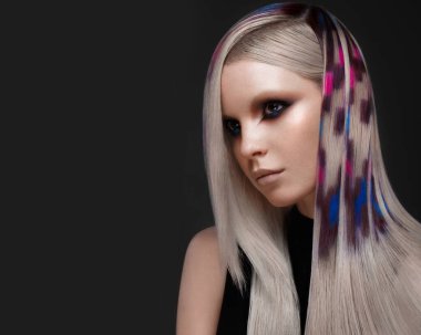 Çok renkli saçları, yaratıcı makyajı ve saç stili olan güzel bir kız. Güzel surat..