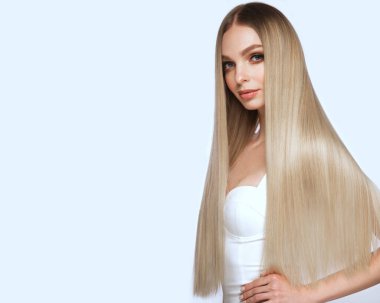 Mükemmel düz saçlı, güzel sarışın kız ve klasik makyajlı. Güzel yüz ve saç..