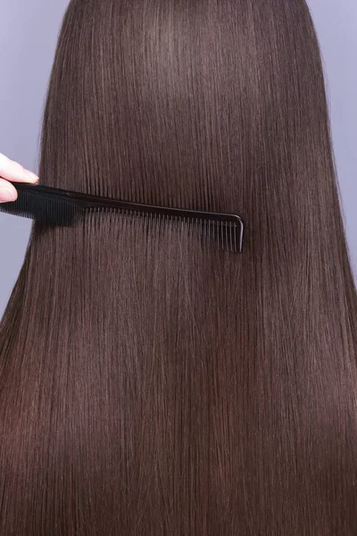 Крупный план кучки блестящих прямолинейных каштановых волос — стоковое фото