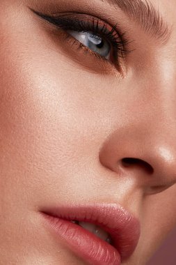 Yaratıcı renkli makyajlı güzel bir kız. Güzel surat..