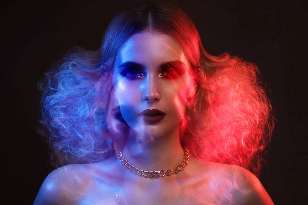 Porträtt av en vacker kvinna med ljus kväll makeup och färgade filter. — Stockfoto