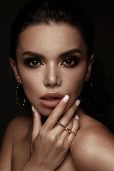 Menina bonita com maquiagem elegante brilhante e acessórios de ouro incomuns. Cara de beleza . — Fotografia de Stock