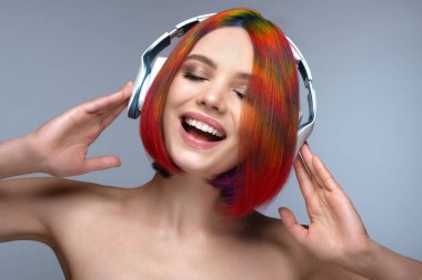 Çok renkli saçlı, yaratıcı makyajlı ve saç stili olan güzel bir kadın. Güzel surat..