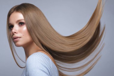 Mükemmel düz saçlı, güzel sarışın kız ve klasik makyajlı. Güzel yüz ve saç..