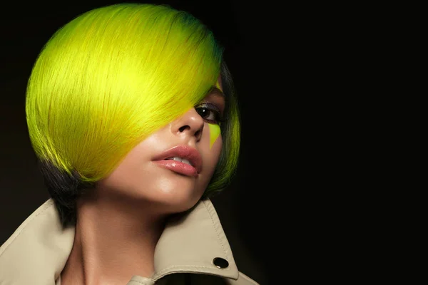 Vacker kvinna med flerfärgat hår och kreativ make up och frisyr. Skönhetsansikte. — Stockfoto