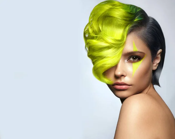 Hermosa mujer con cabello multicolor y maquillaje creativo y peinado. Cara de belleza. —  Fotos de Stock