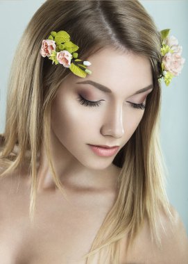 başında çiçekler güzel bir kadınla
